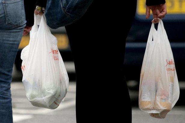 Sacs en plastique: suspension de l’importation et augmentation de la taxe