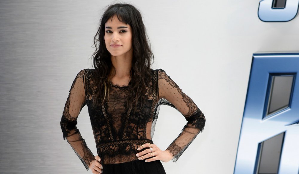 Dans le film La Momie qui sortira le 10 juin aux États-Unis Sofia Boutella défie Tom Cruise