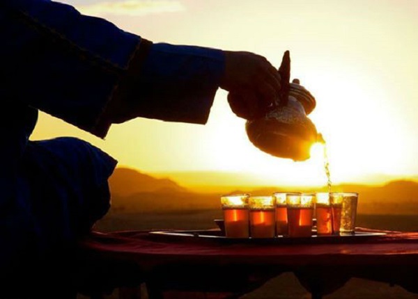 Le « thé de Timimoun » envahit les quartiers d&rsquo;Alger et gagne en notoriété durant le Ramadan