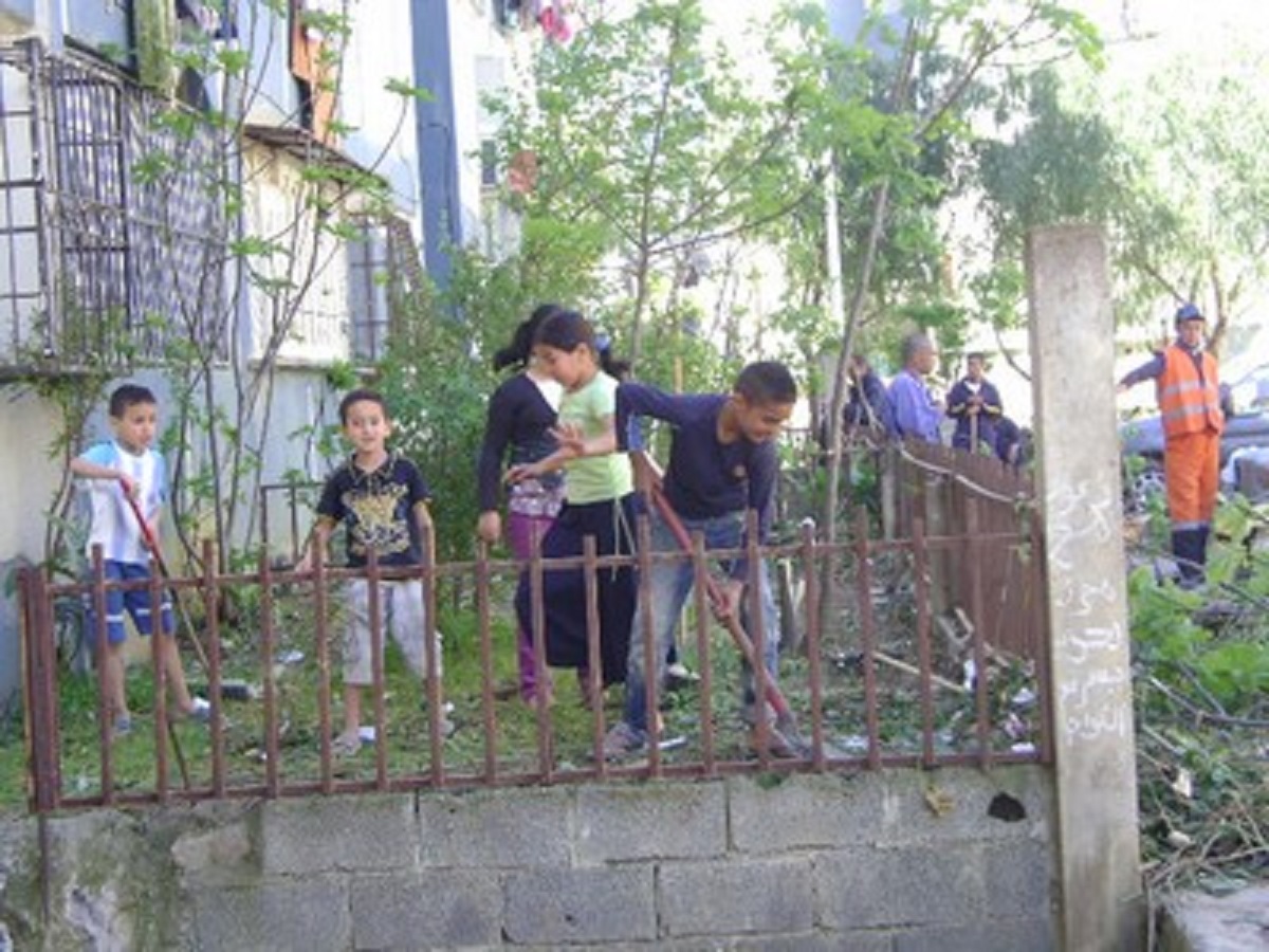 Relizane: Un élan de solidarité pour nettoyer la cité des 600 logements