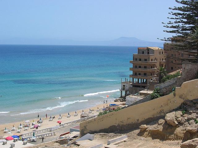 Corniche oranaise: Les plages squattées par des plagistes informels