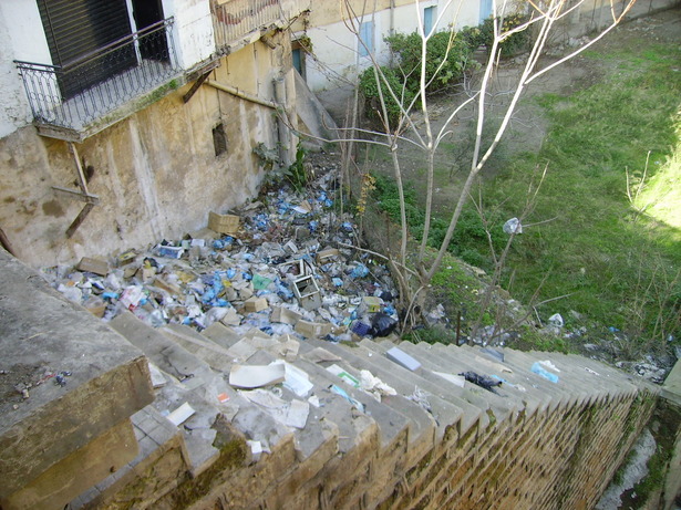Trop d’ordures dans l’oued de Aïn Sefra