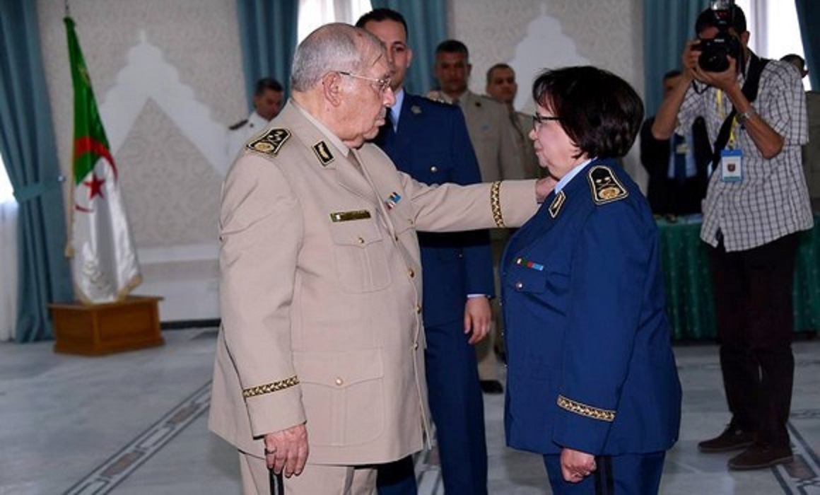 ANP: Gaïd Salah préside une cérémonie de remise de grades et de médailles à des officiers supérieurs