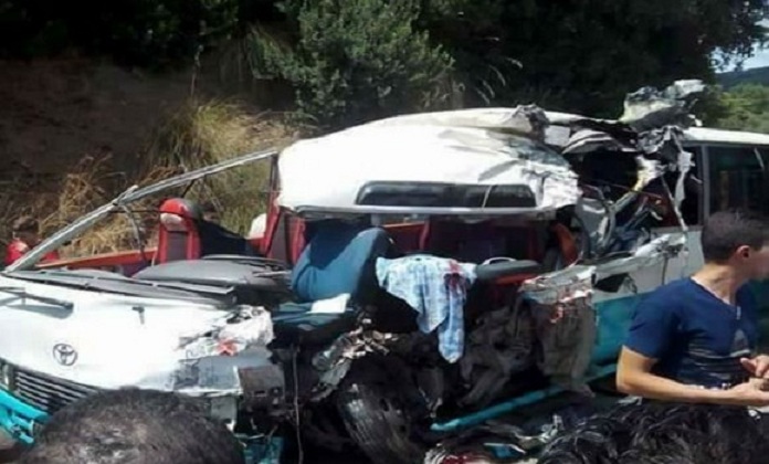 19 blessés, dont 3 enfants gravement atteints, dans une collision entre un bus et un camion