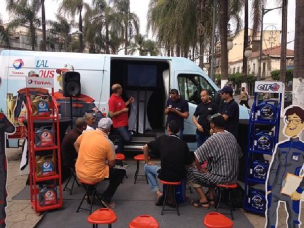 Eurl Uni Oil : Caravane pour faire découvrir la gamme Elf Lubrifiants