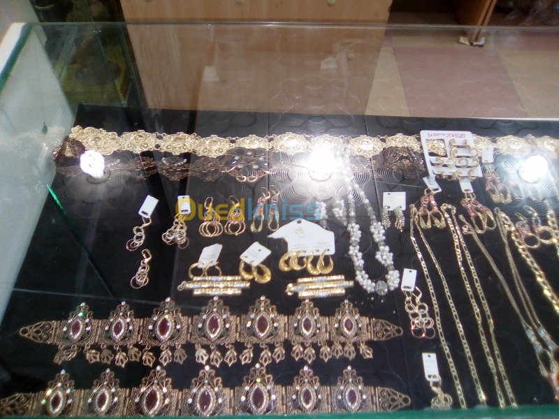 Face à l’envolée des prix de l’or: Les bijoux fantaisie comme palliatifs