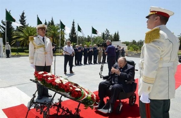Le président Bouteflika se recueille à la mémoire des martyrs de la Révolution au cimetière d’El Alia