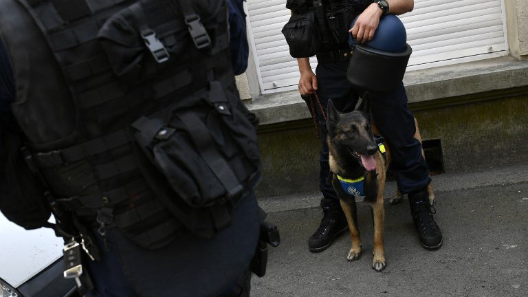 Bruxelles : 4 arrestations, des armes découvertes après des perquisitions anti-terroristes