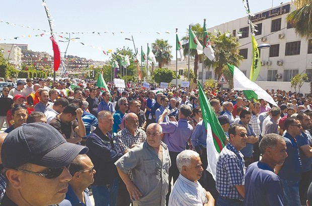 À l’appel du Comité de soutien aux travailleurs de Cevital et aux investissements économiques: Des milliers de citoyens dans la rue à Béjaïa