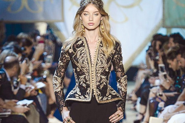 La dernière collection d’Élie Saab a suscité le buzz chez les internautes Algériens: “La création a été inspirée par la splendeur médiévale”