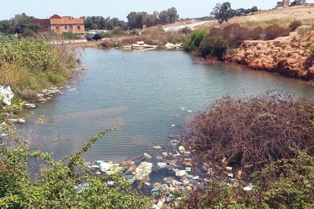 Alors que Des foyers ne sont alimentés en eau qu’une fois par semaine: Un château d’eau déverse son contenu dans la nature