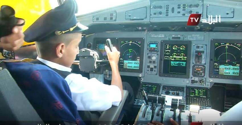 Vidéo: des pilotes Air Algérie ont autorisé un enfant à manipuler un avion en plein vol.