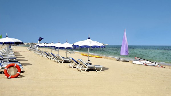 Gratuité des plages: Bedoui «agacé»