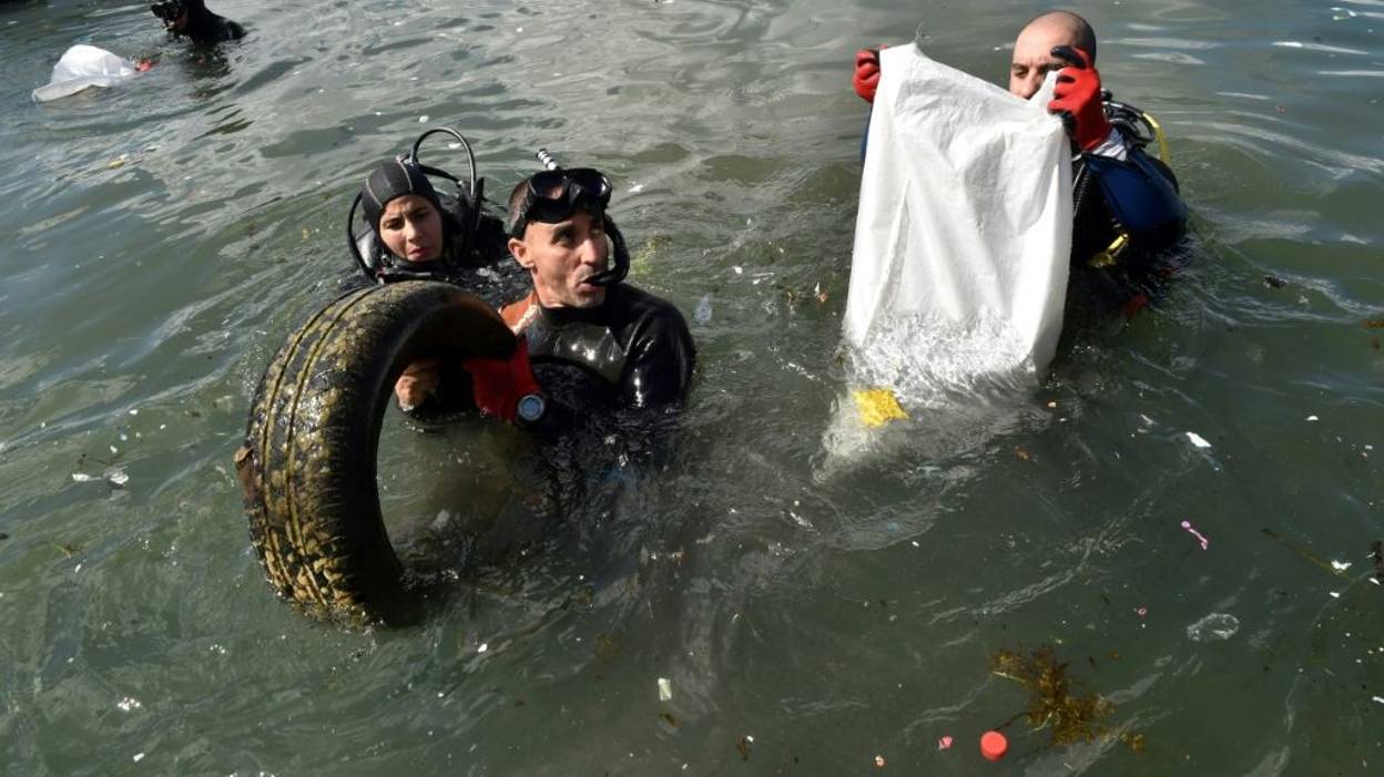 En Algérie, des centaines de bénévoles ont nettoyé des plages