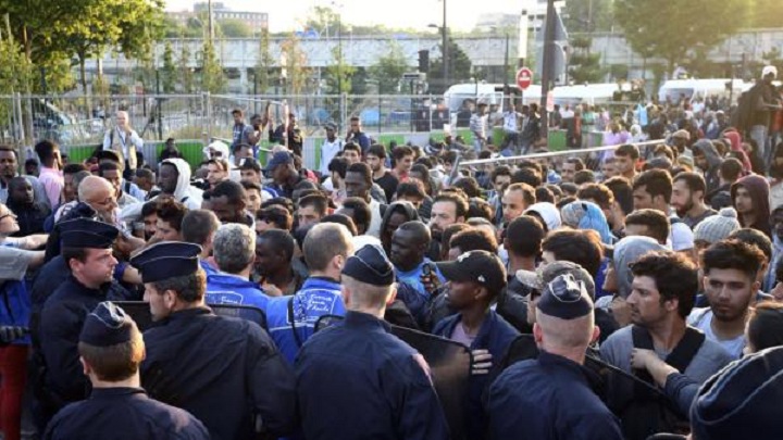 France: évacuation du camp de migrants de la chapelle dans le nord de paris