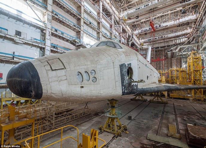 Des Youtubers infiltrent un hangar abandonné de Baïkonour pour filmer des navettes spatiales soviétiques abandonnées