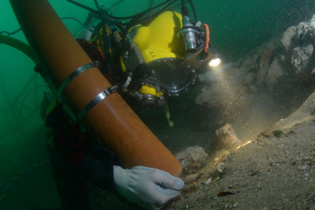 Sciences: Des plongeurs archéologues explorent une épave d’un bateau néerlandais du XVIIIe siècle