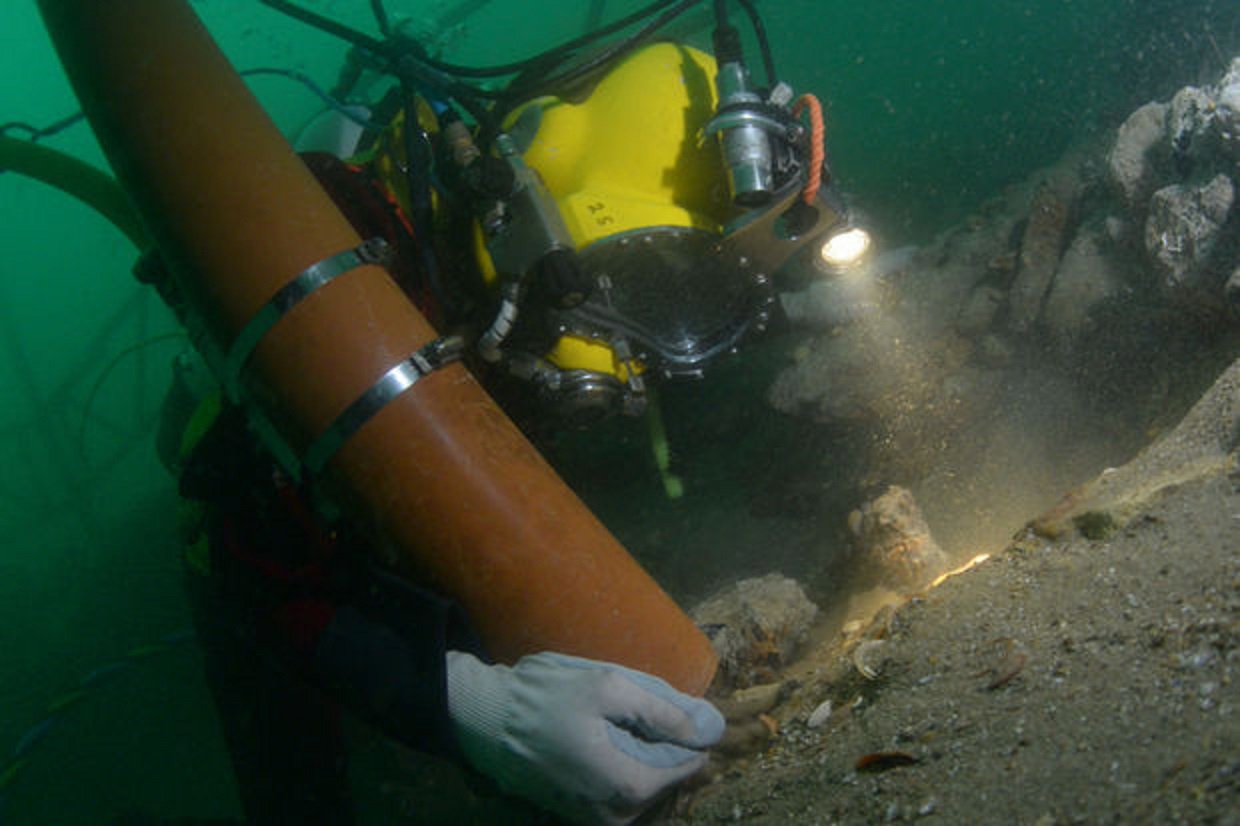 Sciences: Des plongeurs archéologues explorent une épave d’un bateau néerlandais du XVIIIe siècle