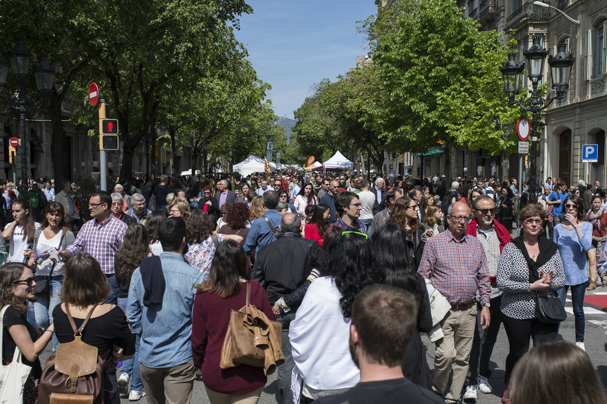 Barcelone : une fourgonnette percute la foule et fait plusieurs blessés