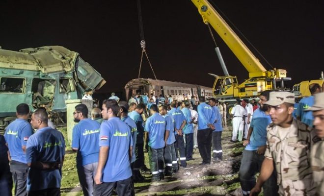 Accident de train en Égypte: des secouristes sanctionnés pour des selfis avec l’épave des trains