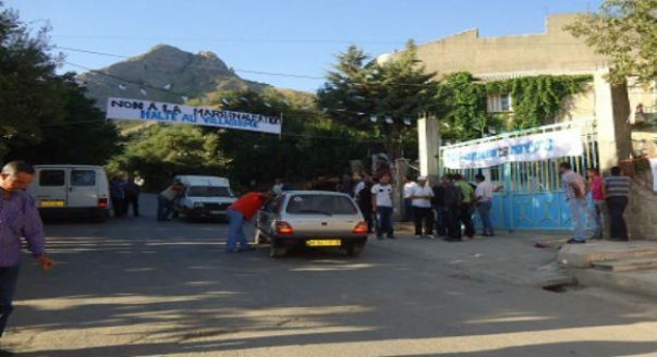 Illilten: Des villageois ferment la mairie