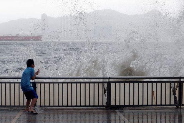 Le typhon Hato déferle sur Hong Kong en niveau d’alerte maximale