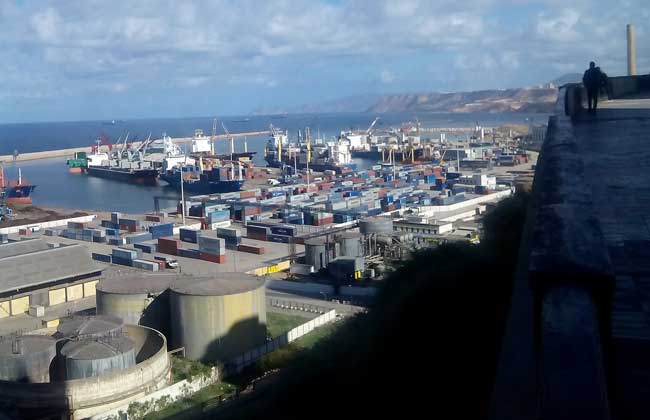 Algérie: Pas de suppression des licences d’importation mais l’accord du Premier Ministre n’est plus exigé