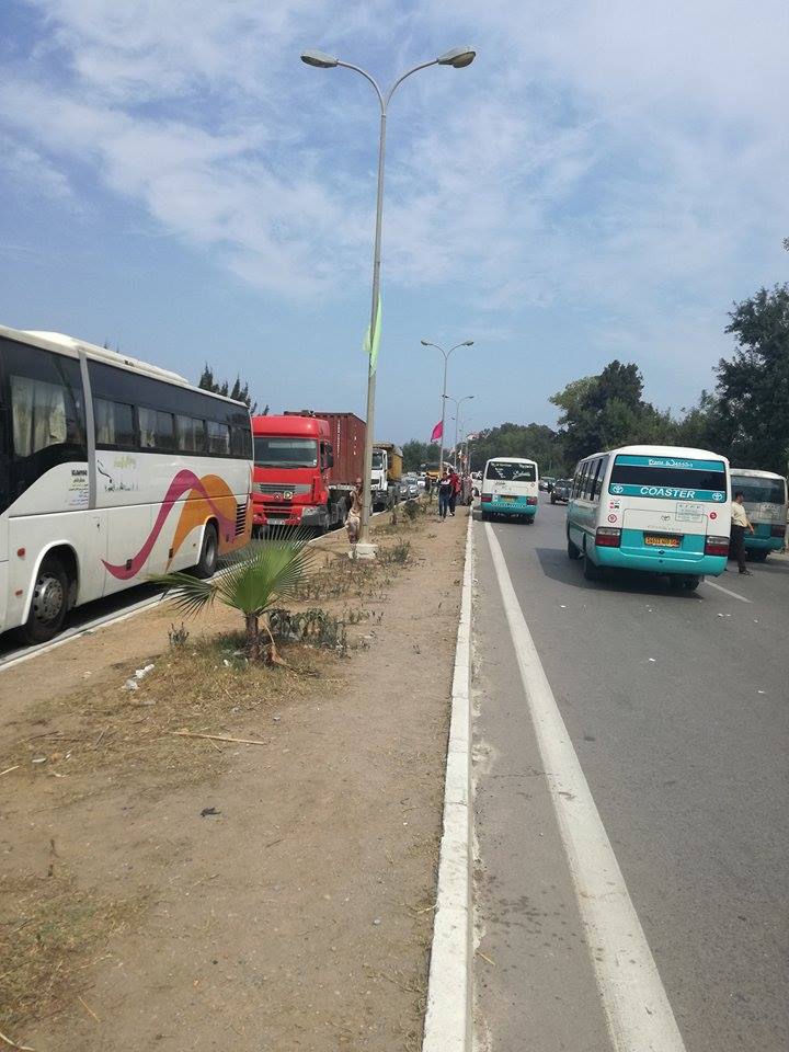 Images: La RN9 barrée par des manifestants à Souk El Tenine (Béjaïa)