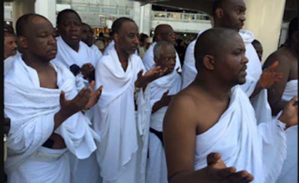 Des pèlerins africains, contents d&rsquo;arriver à Médine, mettent l&rsquo;ambiance en chantant et dansant (VIDÉO)