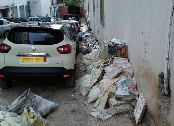 Rue Mohamed-Idris-Bey : Des gravats jonchent le trottoir depuis 2 ans