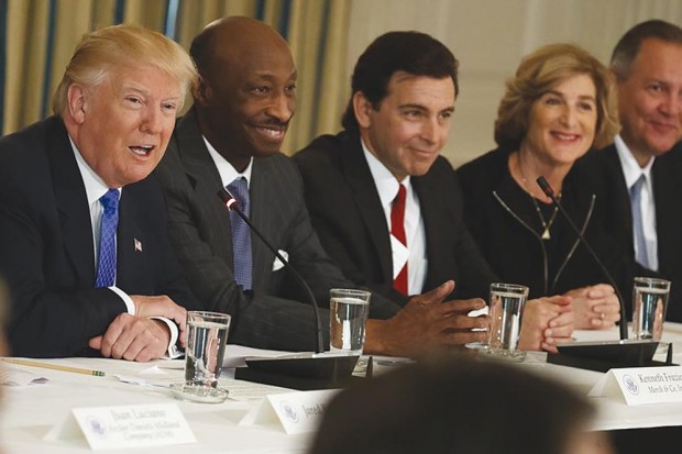 En raison de sa réticence à condamner les violences de  Charlottesville: USA : trois patrons cessent de conseiller Trump