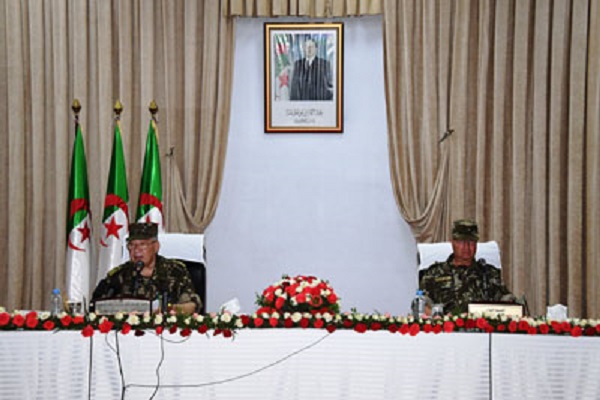 Gaïd Salah poursuit sa visite d’inspection à la 2e région militaire à Oran