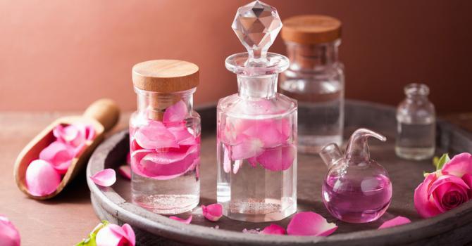 Recettes à l’eau de rose pour embellir votre visage