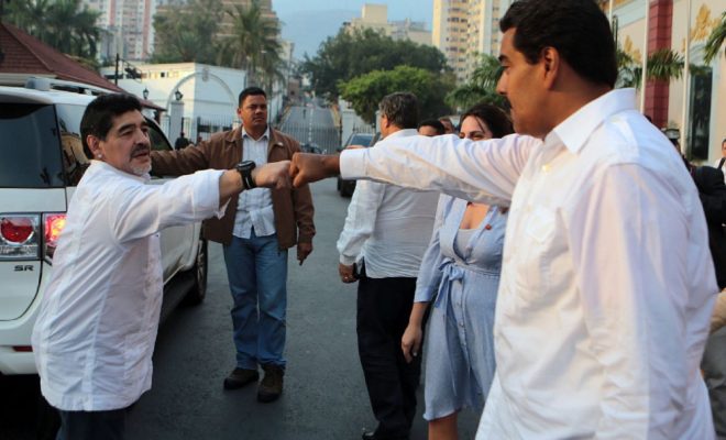 Maradona s’offre comme « soldat » au président vénézuélien Nicolas Maduro