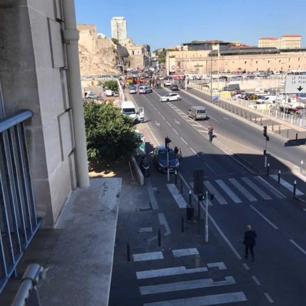 Une voiture percute deux abris-bus à Marseille et fait un mort