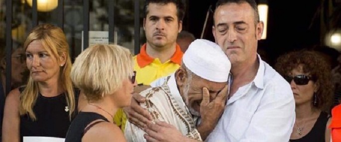 L&rsquo;accolade déchirante entre un imam et le père d&rsquo;une victime de l&rsquo;attentat de Barcelone