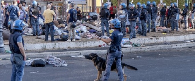 Emoi en Italie après l&rsquo;évacuation violente de réfugiés à Rome