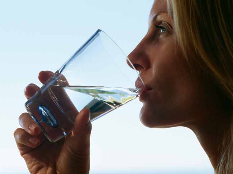 Pourquoi est-il conseillé de boire un verre d’eau une demi-heure avant de manger