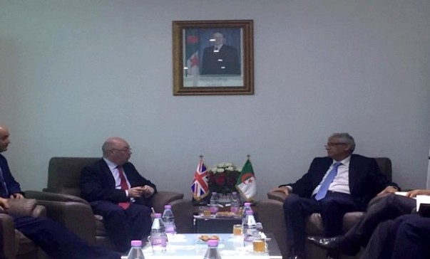 Le ministre du Commerce s&rsquo;entretient avec le ministre britannique pour le Moyen-Orient et l&rsquo;Afrique sur la coopération bilatérale