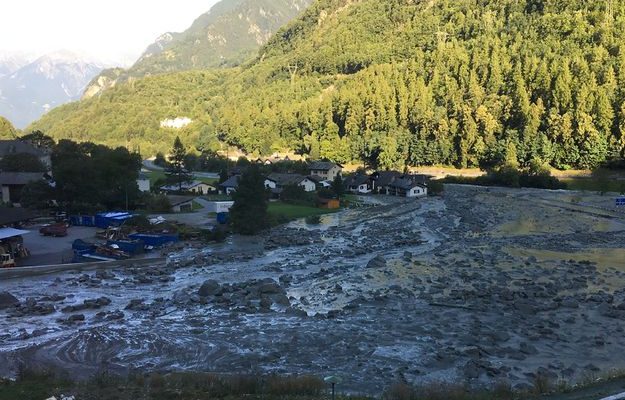 Huit disparus dans un glissement de terrain en Suisse