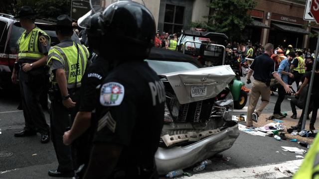 USA: une voiture percute un groupe de personnes à Charlottesville, des blessés (Vidéo)