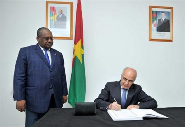 Attaque terroriste de Ouagadougou: Yousfi signe le registre de condoléances à l’ambassade du Burkina Faso