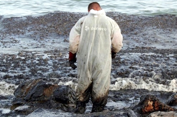Grèce Début de pollution près d’Athènes après le naufrage d’un pétrolier