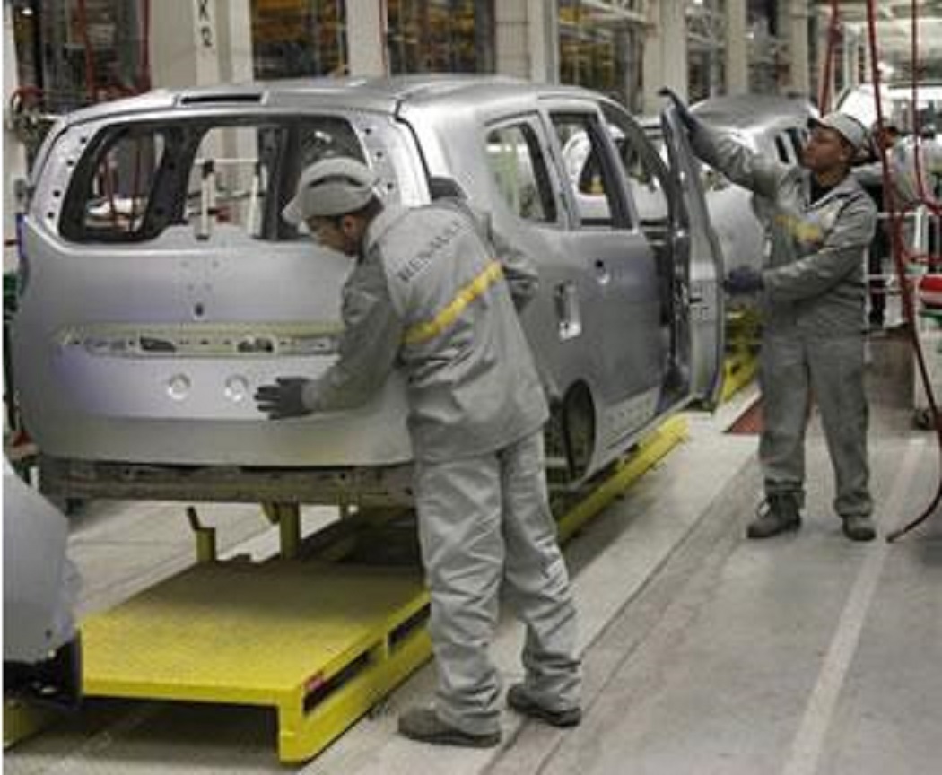 Montage des véhicules et licences d’importation: Les assurances de Ouyahia