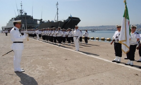 Le commandant des forces navales inspecte le bâtiment de débarquement et de soutien logistique « Kalaat Beni Hammad »