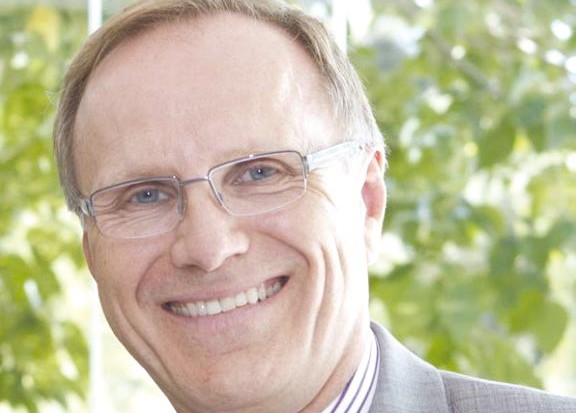 Robert Peck, ancien ambassadeur, y est nommé directeur honoraire