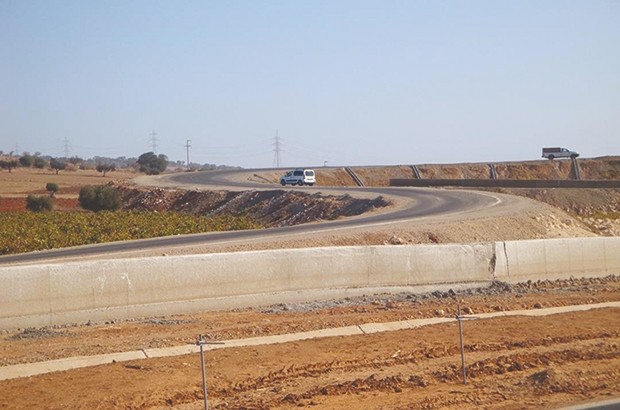 Échangeur de l&rsquo;entrée est de Hassi El-Ghella: L’absence de glissières expose les automobilistes à un danger réel