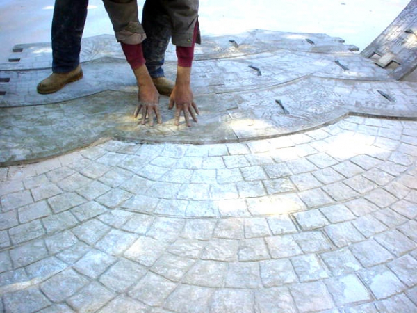 Béton décoratif pour la rénovation de la voirie : Signature d’une convention de partenariat entre l’Epic Asrout et LafargeHolcim Algérie