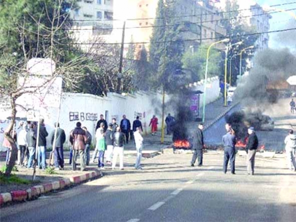 Des jeunes ferment les routes le soir : Annaba se révolte contre la rareté de l’eau