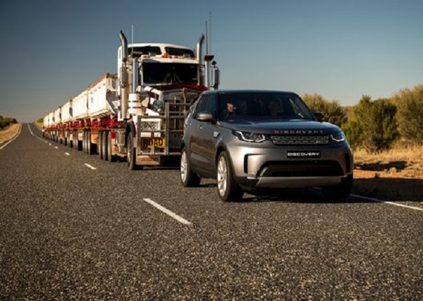 Insolite : Le Nouveau Discovery tracte un train routier long de 100m et pesant 110 tonnes